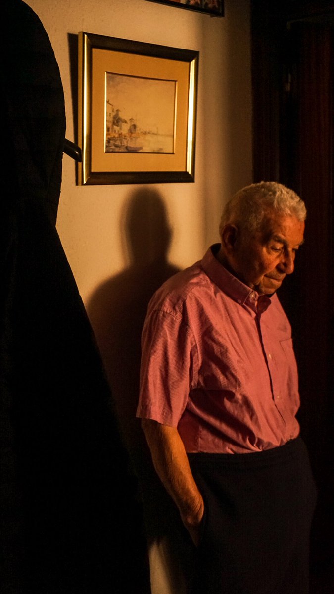 kanngemm's tweet photo. Para mi TFM decidí hacer un fotorreportaje que plasmase la ruptura vital de la vejez, la etapa última de la vida. He intentado mostrar la realidad en la que, en la mayoría de los casos, los ancianos quedan: relegados a un mundo más frío y silencioso, al aislamiento y al abandono. https://t.co/EHdrLlJHq6