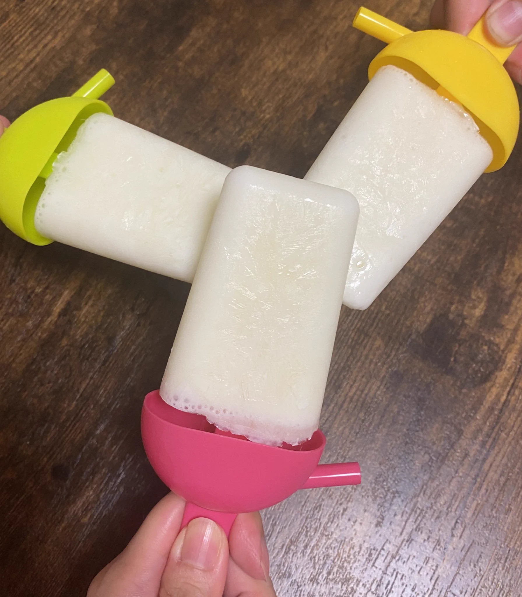 ダイソーのアイスバーメーカーが超便利！ 好きなドリンクを入れ凍らすだけ、持ちてもついている