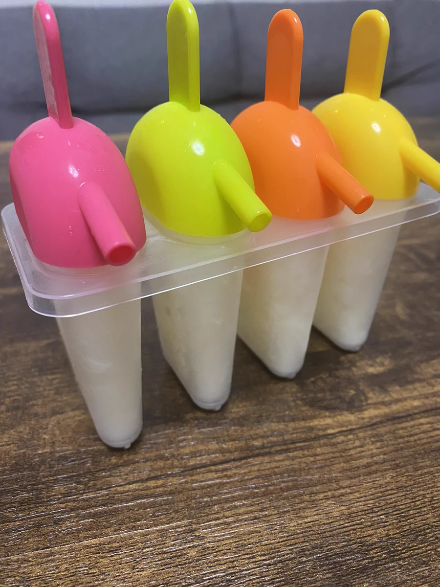 ダイソーのアイスバーメーカーが超便利！ 好きなドリンクを入れ凍らすだけ、持ちてもついている