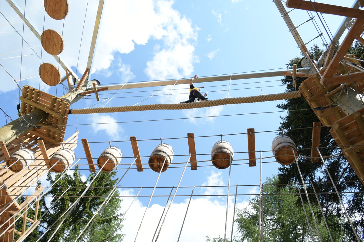 "V luči klimatskih sprememb je legitimno vprašanje: kako se bomo razvijali v naslednjih 15 letih? Ali res želimo vztrajati na aktivnosti, ki ni perspektivna, ki ni trajnostna? Bomo kot v Dubaju pod šotorom pri 30° C smučali?" Marjan Batagelj o transformaciji smučarskega turizma.