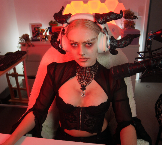 LILLITH. live on twitch twitch.tv/briziana