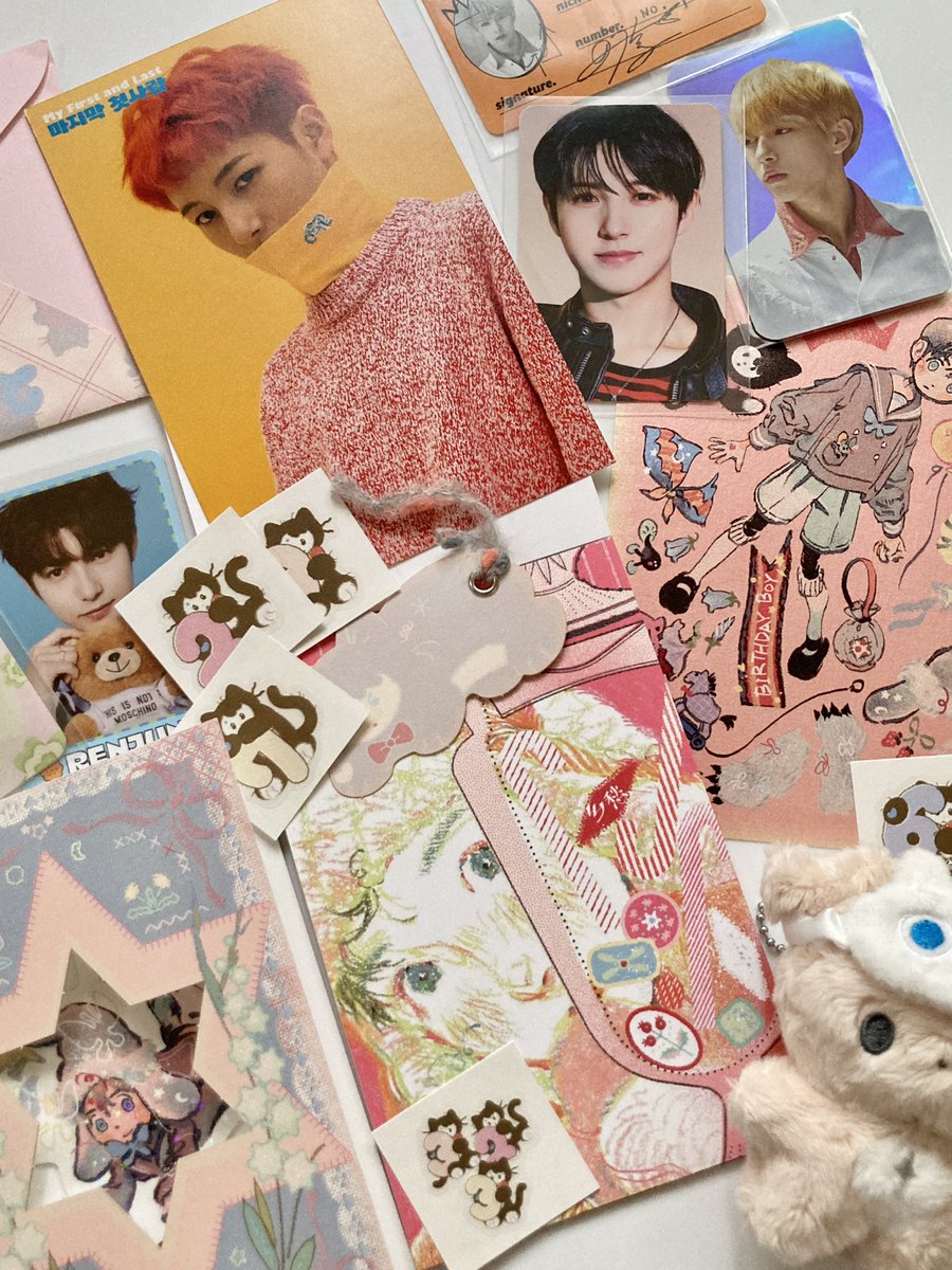 아주 귀엽고 예쁜 작품들이 집에 도착했어요!카페 이벤트에 못갔으니까 이렇게 통판을 오픈해주셔서 기쁩니다…,감사합니다!! 항상 난감님 의 멋지고 사랑스러운 세계관의 그림에 힐링이 돼요🧩 언젠가 꼭 직접 갈게요…! 감사합니다💫

#런쥔이라는_퍼즐의_한_조각