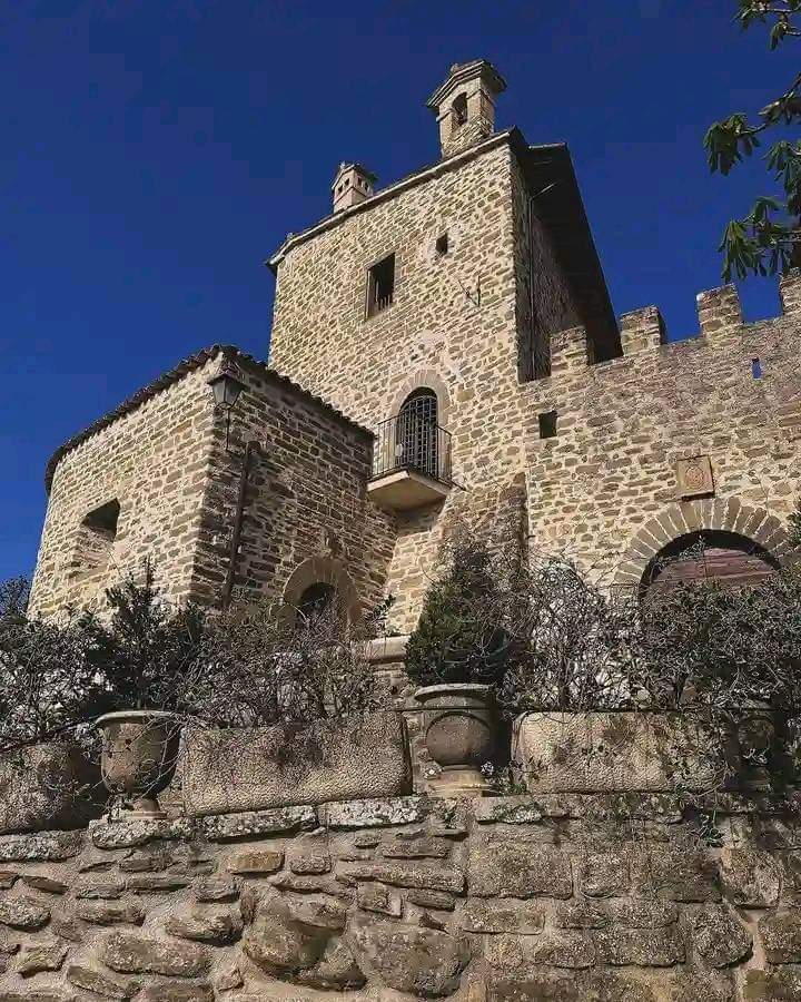 eva_williams998's tweet photo. Reminiscing on my time in actual    mediveal castle in ltaly  \(-ㅂ-)/ ♥ ♥ ♥◌⑅⃝●♡⋆♡LOVE♡⋆♡●⑅◌ https://t.co/PHOg799fEF