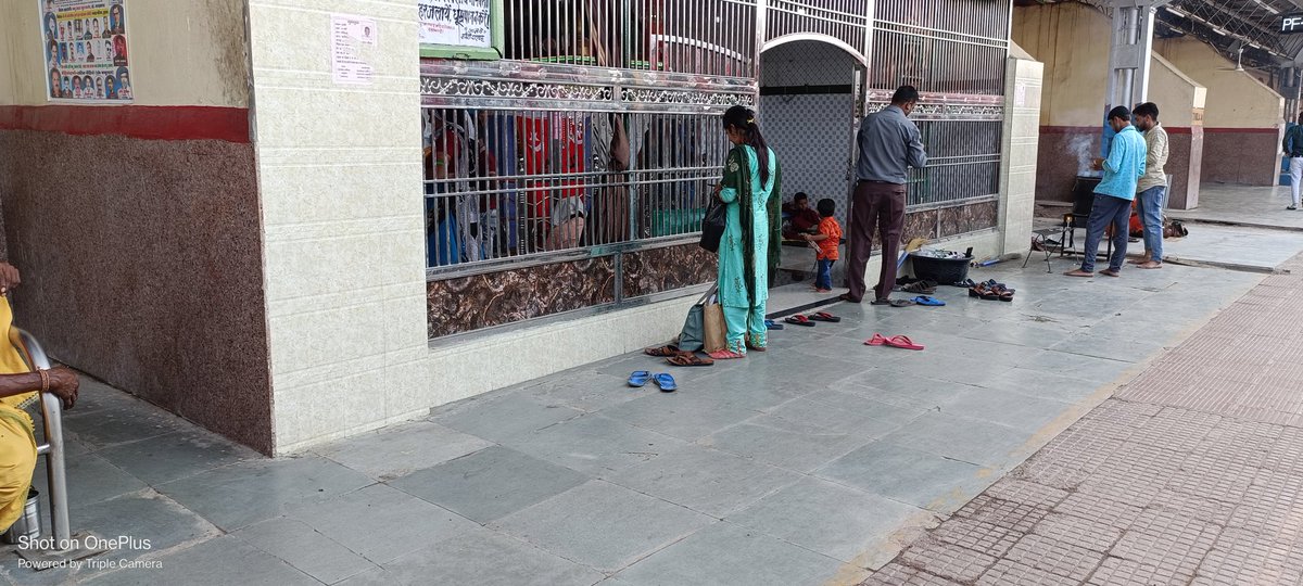 ajaychauhan41's tweet image. यह अवैध मज़ार उत्तर प्रदेश के टूंडला स्टेशन प्लेटफार्म न. 3 पर बना रखी है। और हिन्दू भी इतने मूर्ख है कि वहाँ पर जाकर माथा टेकते है इस अवैध मज़ार को जल्द से जल्द हटाया जाए