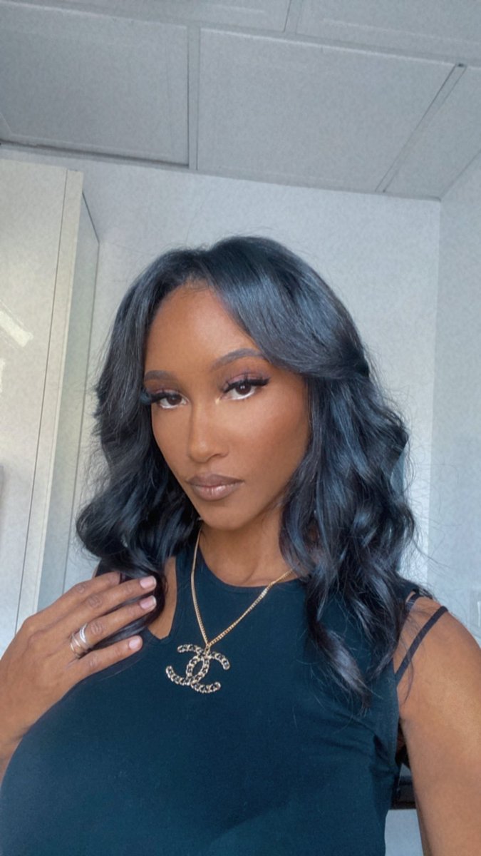 SharShayy's tweet photo. @__1RXC Heyyyy 🙋🏽‍♀️ Been away from the city in naples  for some time but I’m still reppin’ 10th n Thompson to the core 🧨 might as well tap in 🤷🏽‍♀️ https://t.co/TlR1t3EYKe