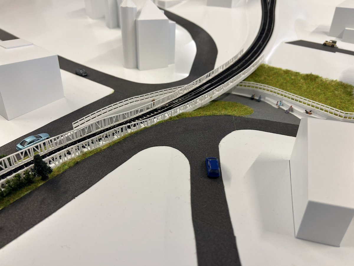 Seit dieser Woche ist das Modell der künftigen Turmbergbahn im Rathaus Durlach öffentlich ausgestellt. 
Das Modell im Maßstab 1:160 zeigt eindrucksvoll die Dimensionen der künftigen, autonom fahrenden Bergbahn auch an den neuralgischen Punkten im Bereich der Wohnbebauung und im