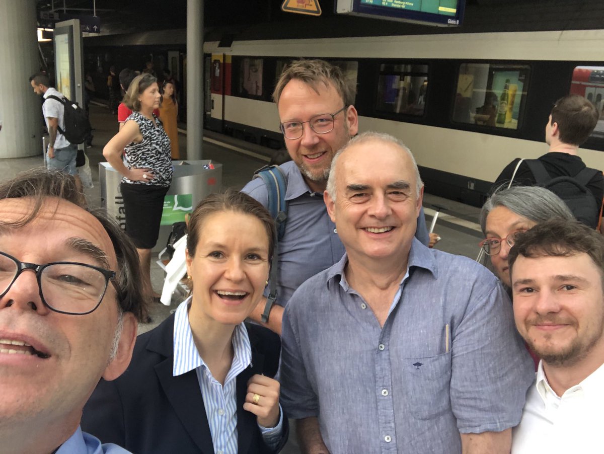 hjtenhagen's tweet photo. Auf dem Weg zu #iff23  in Hamburg. Moderiere das Eröffnungspanel. Diesmal mehr #Verbraucherschutz mit der ⁦@BaFin_Bund⁩ - hier mit geschanzten Kolleginnen von der ⁦@testde⁩ https://t.co/OnhahykQNz