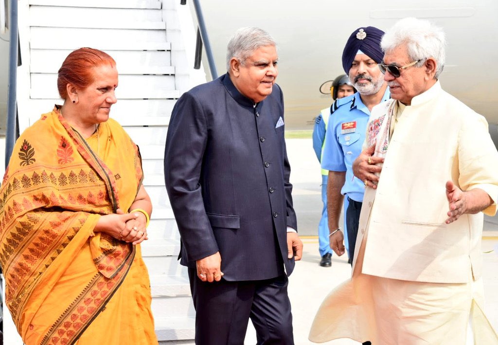 Vice President, Jagdeep Dhankhar welcomed by LG @manojsinha_ and other dignitaries on his arrival at Jammu today. @airnewsalerts @VPIndia