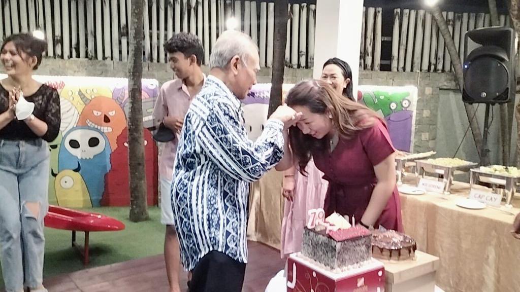 ListyaSamanta's tweet photo. Tude terimakasih sudah menerima ggek dengan baik, memperhatikan ggek selayaknya cucu kandung walaupun hanya cucu mantu. Tude yang terbaik♥️♥️♥️ becik2 memargi Tude, titip Tugung Rania nggih 👶🏻 dumogi gelis mewali ♥️♥️♥️ https://t.co/3iLiS4UhMD