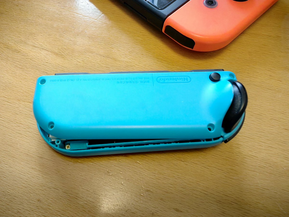 GuoPeter's tweet photo. JoyCon L key not working, no way to solder it, the FPC wire cracked, justed ordered a replament, lets fix it in days. https://t.co/yv9uL06anQ