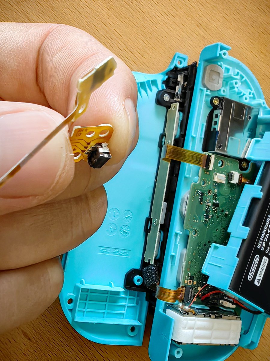 GuoPeter's tweet photo. JoyCon L key not working, no way to solder it, the FPC wire cracked, justed ordered a replament, lets fix it in days. https://t.co/yv9uL06anQ