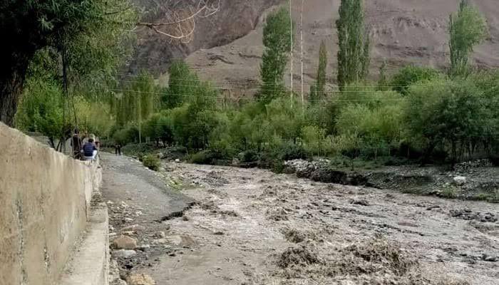 ⚠️ Alert: With temperatures in Gilgit-Baltistan & Khyber Pakhtunkhwa expected to be 4-6 degrees higher than normal, the risk of flash floods and glacial lake outburst floods (GLOF) is on the rise. District administrations, local organizations, communities must remain vigilant and…