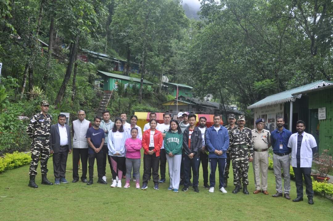 SrmSikkim's tweet image. SRM University Sikkim joins hands with Sashatra Seema Bal Marchak Sikkim for a remarkable yoga celebration on the occasion of International Yoga Day.
Post the yoga session, the students got demonstration of the weapons.
 #srmus #InternationalYogaDay2023
