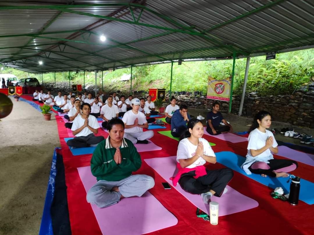 SrmSikkim's tweet image. SRM University Sikkim joins hands with Sashatra Seema Bal Marchak Sikkim for a remarkable yoga celebration on the occasion of International Yoga Day.
Post the yoga session, the students got demonstration of the weapons.
 #srmus #InternationalYogaDay2023