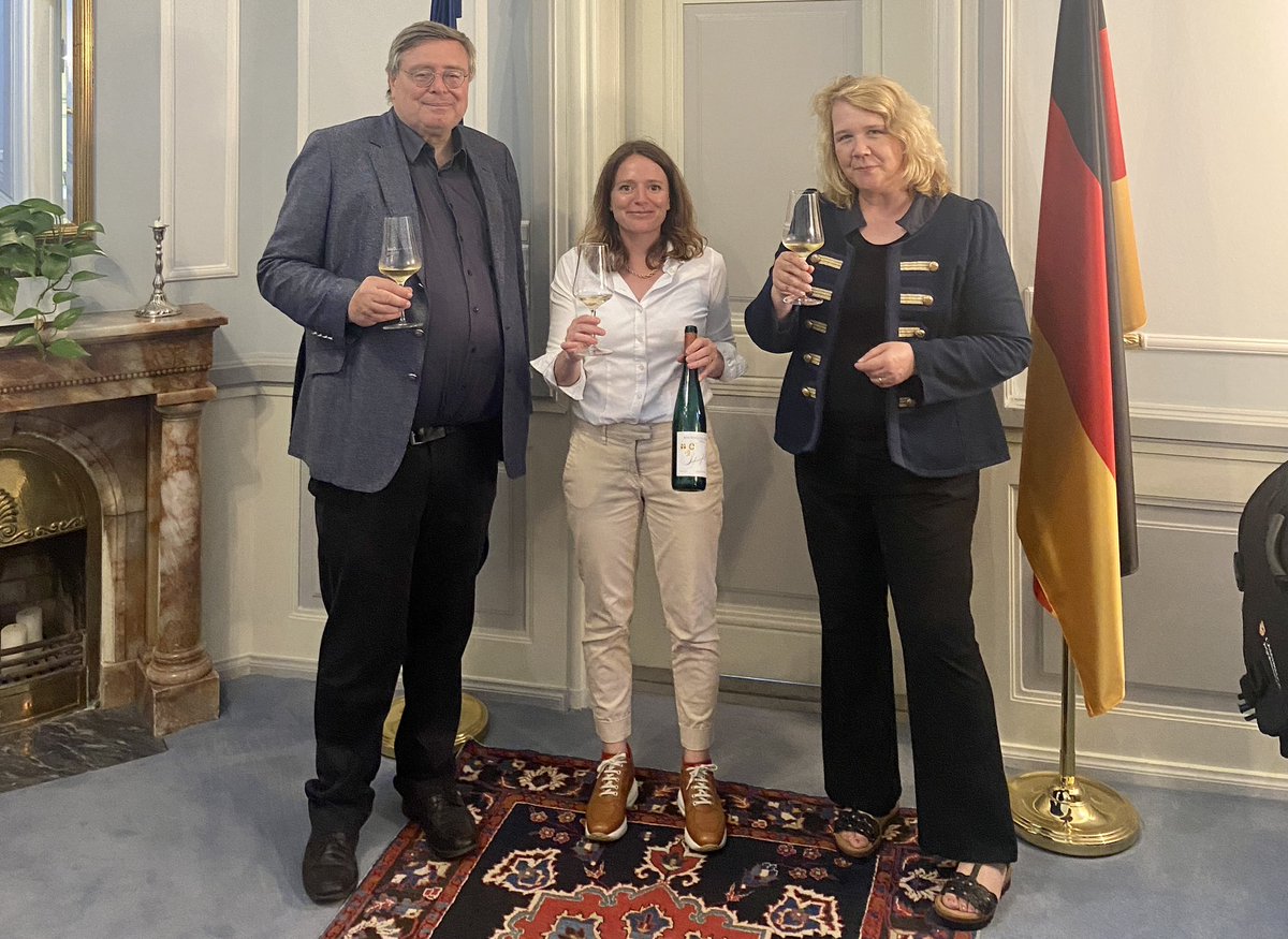 Hvilken dag er bedre til at holde sommerfest i sin have end årets længste? Med vores “hus vinhus” Bischöfliche Weingüter Trier bød vi på vinsmagning - en skøn aften. Hvorefter jeg kan konstatere, at jeg er beæret over at have lært så mange rare personer at kende her i 🇩🇰. TAK!