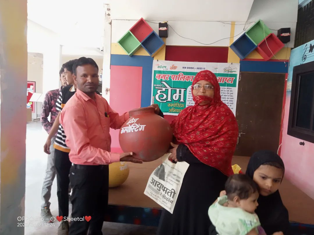 swachhashta's tweet photo. स्वच्छ सर्वेक्षण 2023 एवं कचरा मुक्त शहर बनाने एवं नगर पालिका को नंबर वन बनाने के लिए नागरिकों को जागरूक किया गीले कचरे से होम कम्पोस्टिंग विधायक प्रतिनिधि श्री रायसिंह मेवाडा एवं सी एम ओ श्री नंदकिशोर परसानिया द्वारा क्षेत्र की महिलाओ को मटका वितरण किया गया https://t.co/j2lQPWegcm