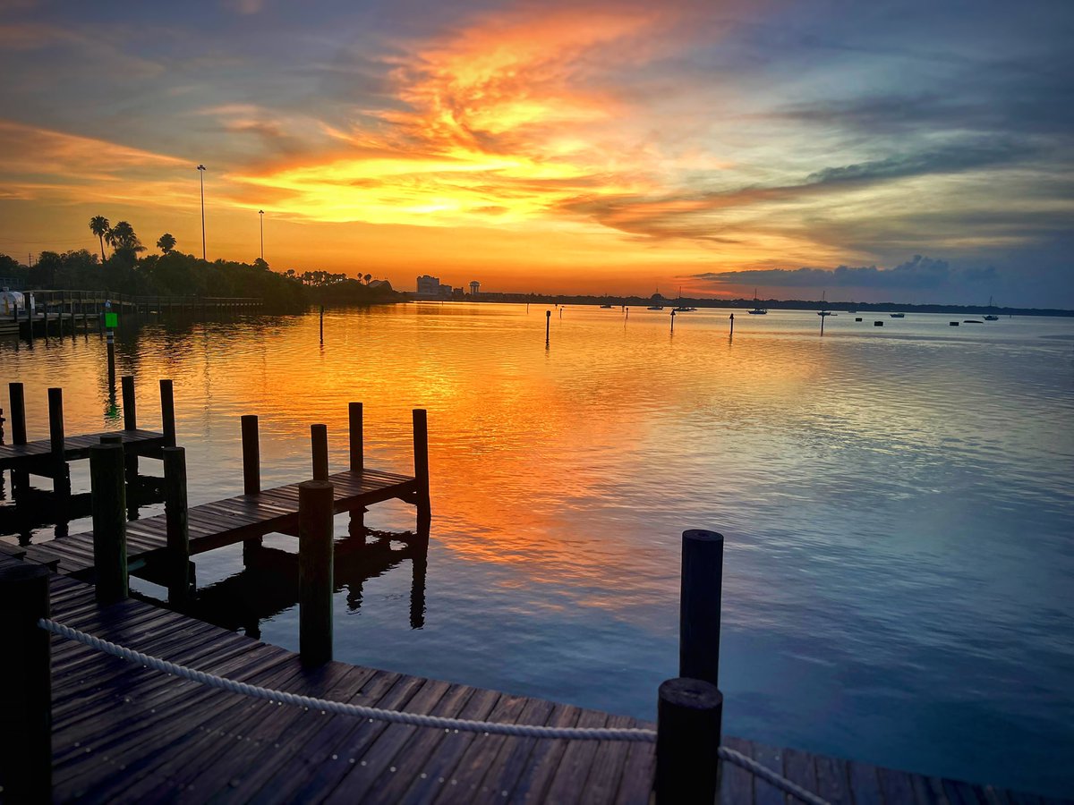 #indianriver #lagoon #florida #sunset #SunsetLovers #sunsetphotography #merrittisland #GoldenHour #magichour