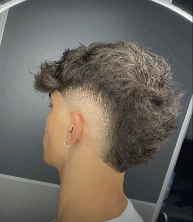 Os propongo un juego, empieza el verano por cada chaval con este corte de pelo que veas en el botellón, chupito, hablamos en septiembre 😆