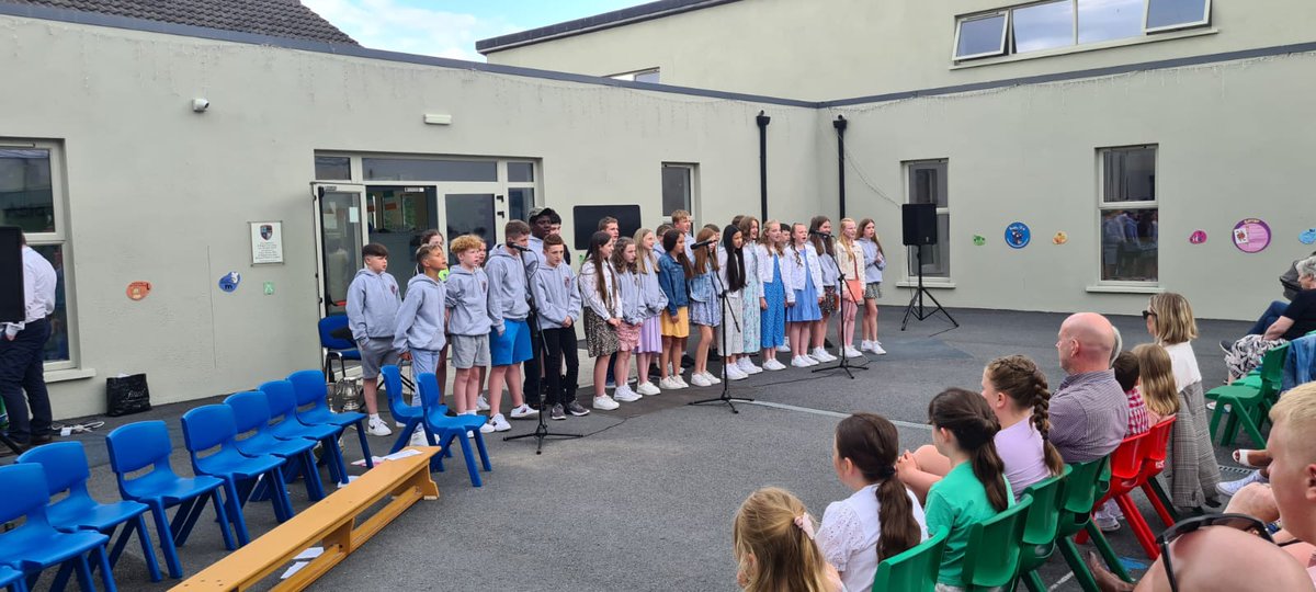 BrigidNs's tweet photo. A huge congratulations to the 6th Class girls and boys who celebrated their graduation yesterday evening. A fantastic gathering with poetry, piano, music and more. It really was so lovely to see so many turn out to celebrate with this special group.🌟🌟🌟 https://t.co/baTA9Ar3Cc