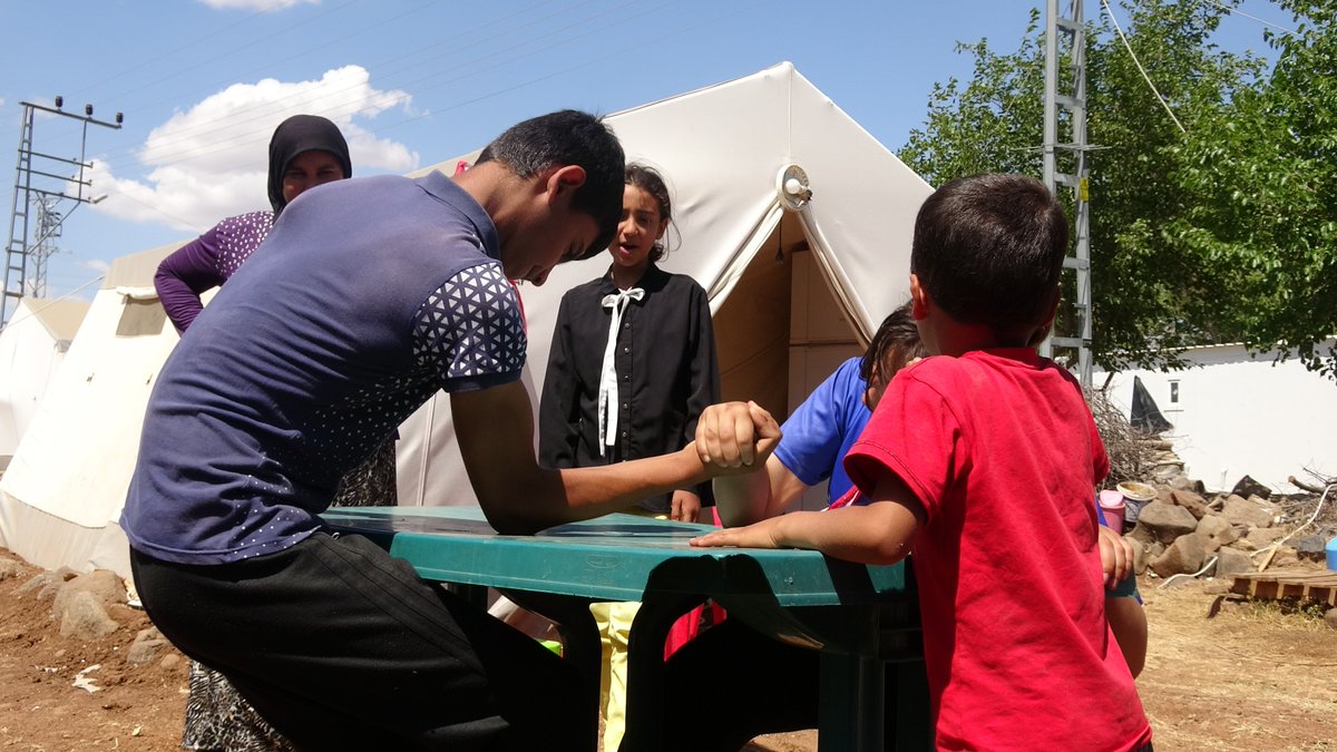 iha_spor's tweet photo. Sabah tarlada, öğlen okulda, akşam çadırda antrenman yapıyor

https://t.co/INb2QIxirQ https://t.co/UMQlnJdleO