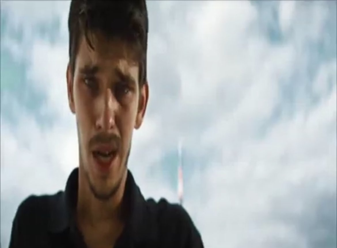 Q kills Bond! 

Watched layer cake again last night &amp; hadn’t previously spotted that Ben Whishaw kills Daniel Craig at the end.

<a href="/WhishawFR/">Ben Whishaw ☆</a> <a href="/007/">James Bond</a>