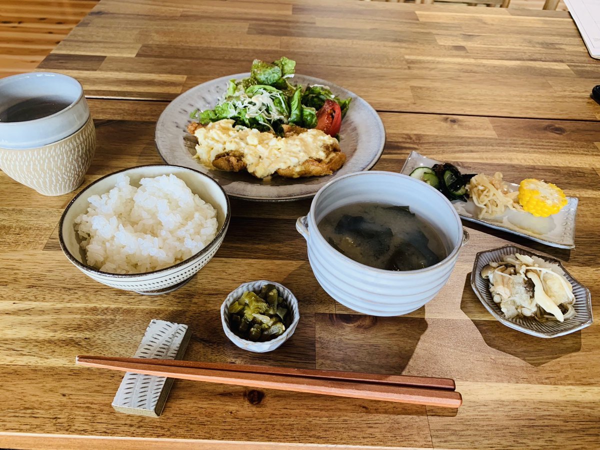 hata_youku's tweet photo. 朝倉市の『カフェ&amp;ギャラリー　SIKI（試器）』の加藤さんありがとうございました！
小石原焼きのお皿や器を使ったランチは美味しかったです😋 https://t.co/jIeEGnnKkE