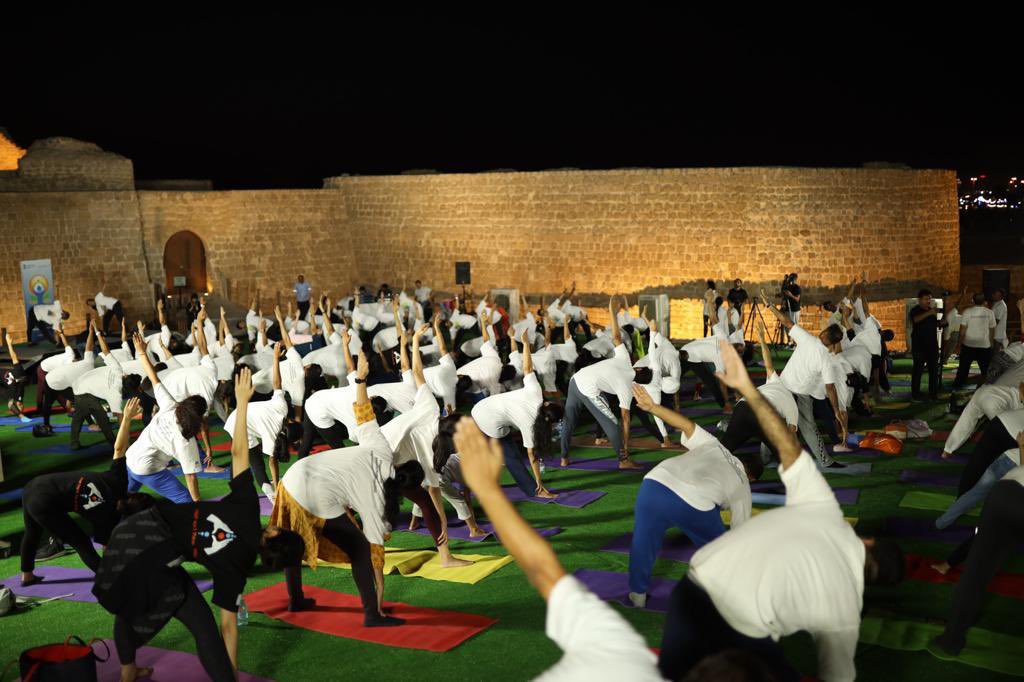 IndiaInBahrain's tweet photo. The flagship #IDY Yoga session by @indiainbahrain was held at the UNESCO World Heritage Site Qalat al Bahrain / Bahrain Fort. Hundreds of Yoga enthusiasts from different nationalities enjoyed Yoga at Sunset at the serene site.

#InternationalDayofYoga2023
#IDY2023 https://t.co/QtpFEnVcIH