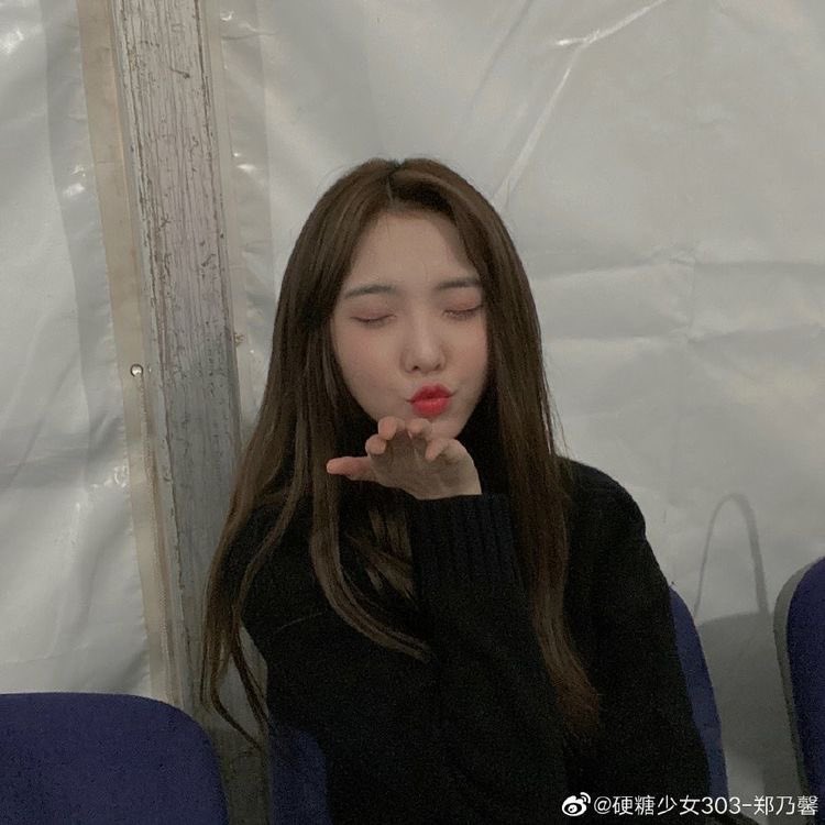 📷✨

: พี่อัยเนะ โทรศัพท์ใครวางอยู่บนโต๊ะอะ

: ของพี่ดินมั้ง ไม่น่าจะมีใครวางโทรศัพท์ทิ้งไว้บนโต๊ะแบบนี้หรอก

: ถ่ายรูปเล่นกันเถอะ