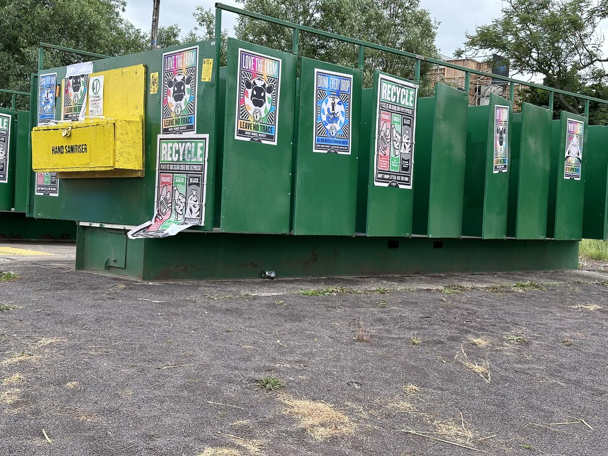 Isky11's tweet photo. @abandonedgloves @BeccaRiots @Bobnaughtydog @DimExcuses @OohErDot Oh dear- last thing I need is encouragement to visit the toilets more than I need to this weekend. #longdrop #longfountainofpiss https://t.co/sCyiDIDUos