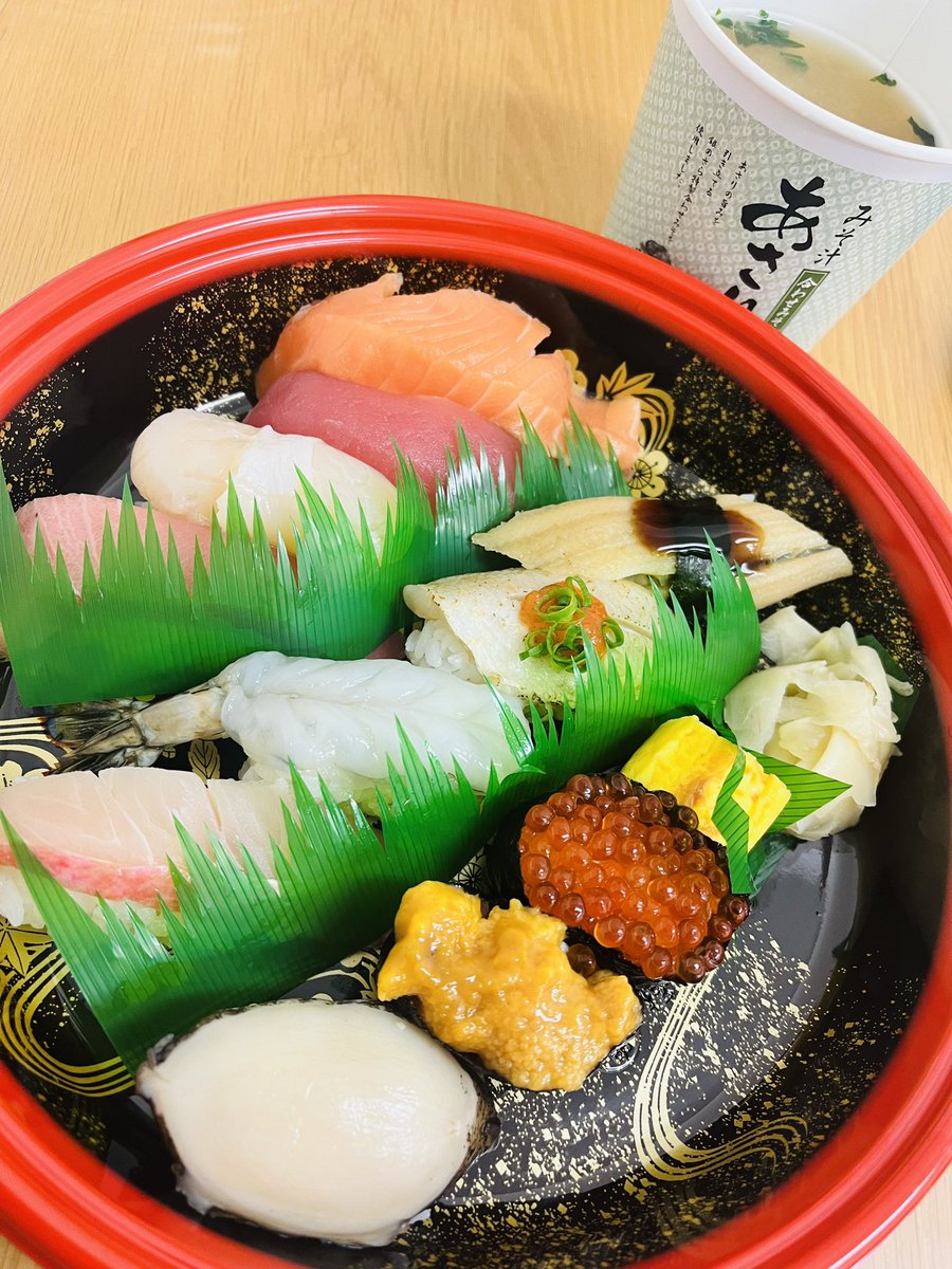 シャリ小にしてもらいました^_^
現場昼食いただきましたー
鮑、柔らかくて美味しい部位だった♪
午後も頑張ります♡ https://t.co/jHfJD3wDCx