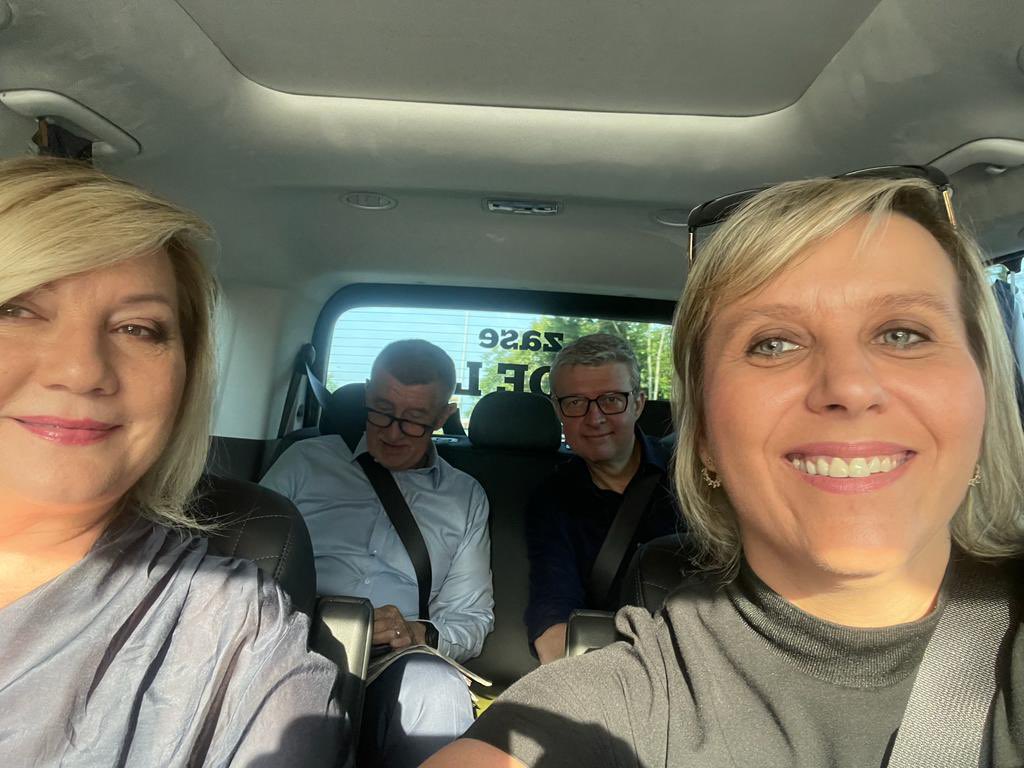 Jana Mračková Vildumetzová (@jvildumetzova) on Twitter photo Dnes jedeme do Karlovarského kraje. Čeká nás hodně pracovních setkání a také jednání <a href="/lepsivlada/">Lepší vláda</a>. Těším se, že se v 16.15 hodinu uvidíme s lidmi z Karlových Varů v Alžbětiných lázních.
P.S. Ne, opravdu nesedím za volantem, jedeme dodávkou 😊 Dnes jedeme do Karlovarského kraje. Čeká nás hodně pracovních setkání a také jednání <a href="/lepsivlada/">Lepší vláda</a>. Těším se, že se v 16.15 hodinu uvidíme s lidmi z Karlových Varů v Alžbětiných lázních.
P.S. Ne, opravdu nesedím za volantem, jedeme dodávkou 😊