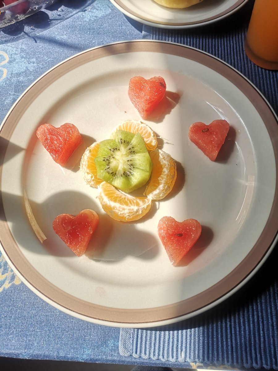 JuhaTenhonen's tweet photo. Eilinen #äijäbrunssi #sitäsuntätä  #pirkka #varhaisperunat #diy #jauhelihapihvit #kultamuna #paistetutkananmunat #punalappusii #pirkka #pitakebab #punalappusii #valio #maito #hetelmii #lidl #kinuskitäyteinen #donitsi #gefilusmehu https://t.co/xYbAJh2YON