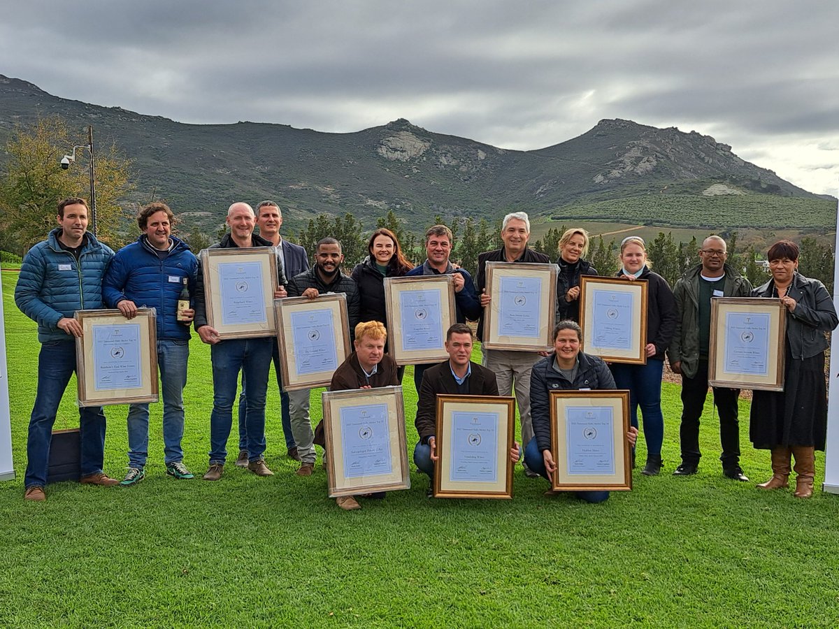 MarykeRoberts (@marykeroberts) on Twitter photo Heerlik om saam met ons land se voorste Merlot produsente te kuier by 2de <a href="/MerlotForum/">Hallo Merlot</a> Top 10 kompetisie, al 20 finaliste se wyne te proe en saam met die 10 wenners te vier. Hoogste punte aan <a href="/RainbowsEndWine/">Rainbows End Winery</a> wat wynvat van <a href="/Taransaud1/">TonnellerieTaransaud</a> en SA se 1e Merlot #Overgaauw1982 gewen het. Heerlik om saam met ons land se voorste Merlot produsente te kuier by 2de <a href="/MerlotForum/">Hallo Merlot</a> Top 10 kompetisie, al 20 finaliste se wyne te proe en saam met die 10 wenners te vier. Hoogste punte aan <a href="/RainbowsEndWine/">Rainbows End Winery</a> wat wynvat van <a href="/Taransaud1/">TonnellerieTaransaud</a> en SA se 1e Merlot #Overgaauw1982 gewen het.
