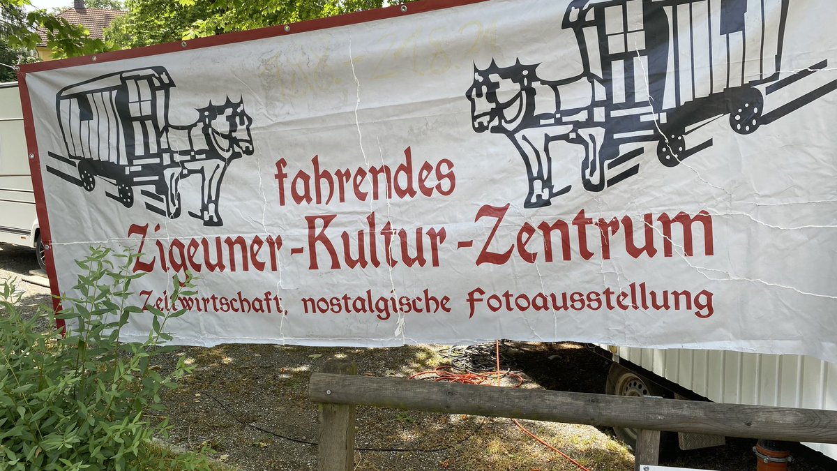 Interessant, dass offenbar nicht alle #Zigeuner ein Problem mit dem Begriff haben. Das unwoke Transparent hängt aktuell am Standplatz mitten in der Stadt Winterthur.