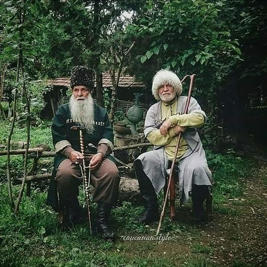 kotyaravesel's tweet photo. Ингушская притча:
"За неким мужчиной числился срочный долг. Делать было нечего, и он решил продать свой дом. По ингушскому обычаю, если человек продаёт дом или землю, он должен их прежде всего предложить своему соседу и спросить, купит ли он их. ⬇️ https://t.co/vYvTRDCsIs