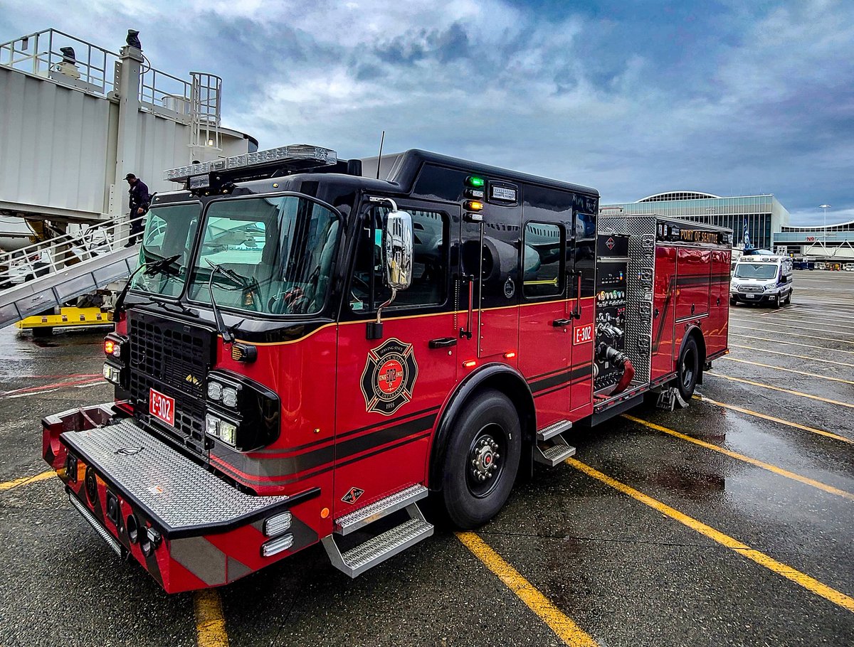 PNWfirebuff's tweet photo. Port of Seattle Fire E302, one of their new @Spartan_ER fire engines. Running a medical call with King County Medic One and Tri-Med.
#spartanfireapparatus #portofseattle #firetruck #fireengine #firstresponders https://t.co/1XoOi6U8ij