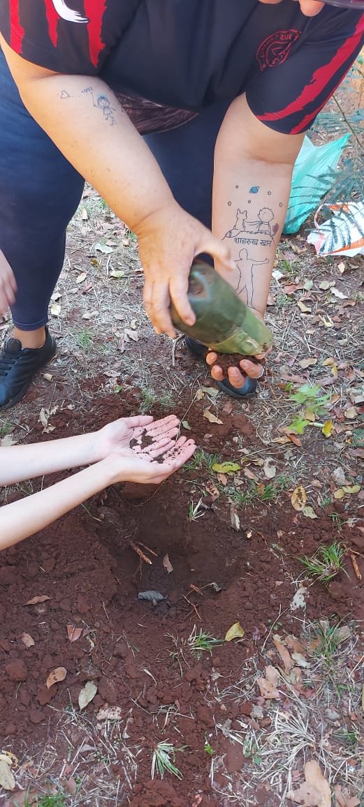 AlessandraKoda1's tweet photo. I took Shah Rukh Khan to plant, we will plant 18 trees, I think one I will name Shah Rukh Khan ♡ @iamsrk needs to be immortal in my school as well 🇧🇷 https://t.co/z3pYFDPyT8