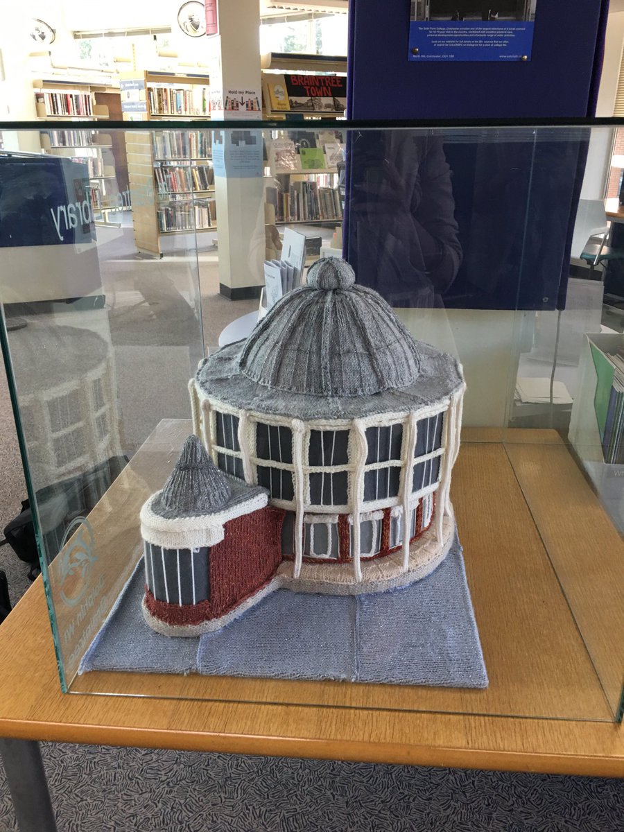 No it’s not an unusual cake design. It’s a knitted version of Braintree Library! (Sorry I can’t credit the maker.) We had a great time there meeting readers and discussing crime novels earlier this week ⁦@EssexLibraries⁩ #PickUpAPageTurner