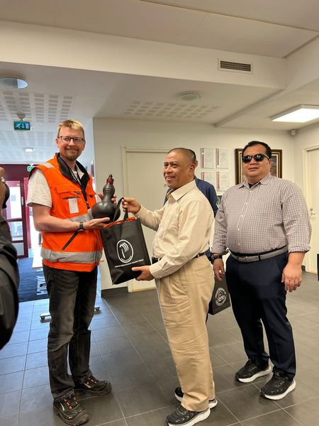 MYEmbHelsinki's tweet photo. The #Perak Delegation together with @MYEmbHelsinki  had the opportunity to experiece in the field work operations with two leading companies with experties in modern #foresttechnology &amp; #materialbuilding; #Kesla &amp; @JohnDeere https://t.co/hH6RW3GDOW