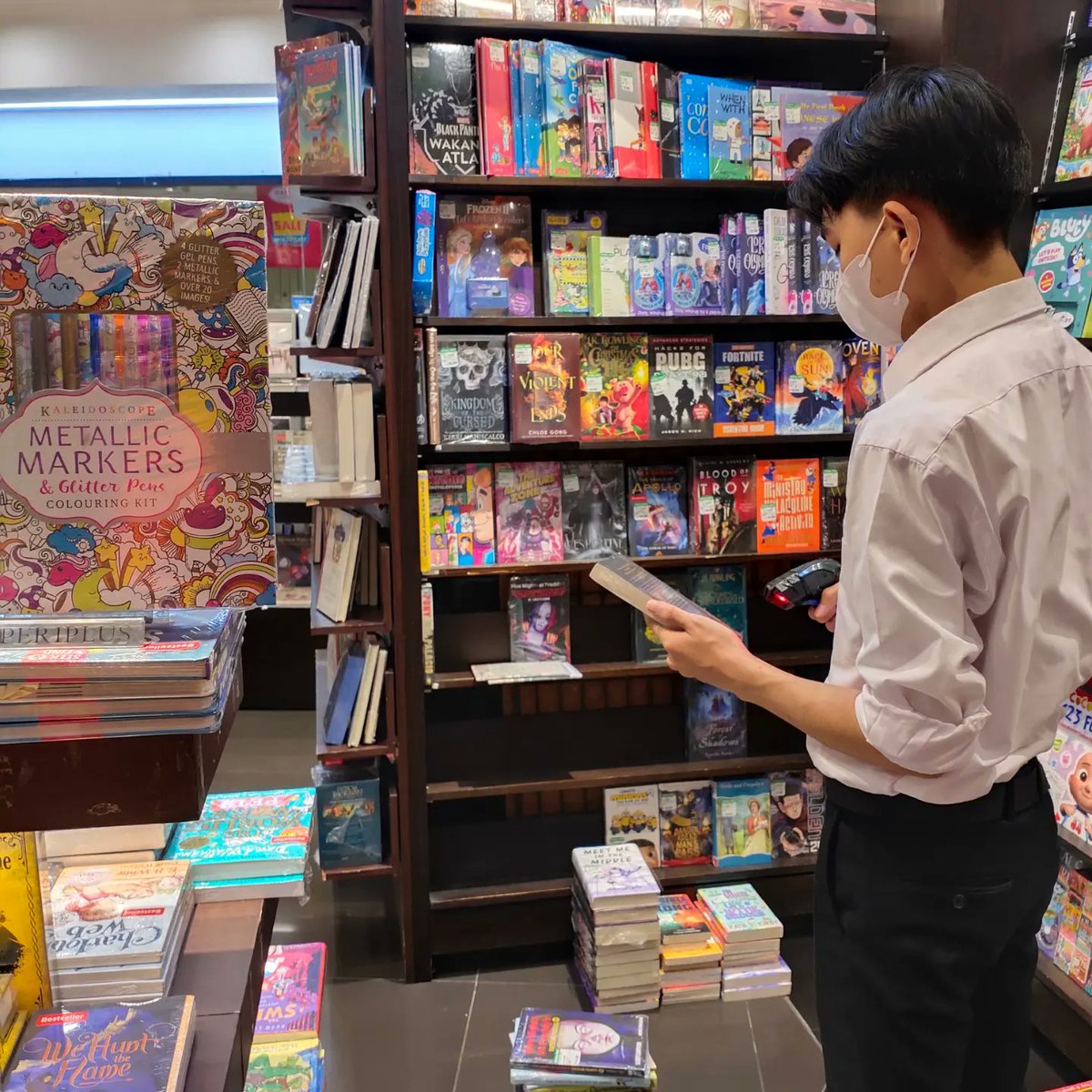 periplus_bdg's tweet photo. Persiapan🎉
Promo besok‼️
Mid Year Sale🥳
All categories⚡

#periplus #periplusbandung #midyearsale #Bandung #bukuimport #diskonbuku #fiction #nonfiction #fictionfestival #comic #childrenbooks https://t.co/m7zZvrNDJr
