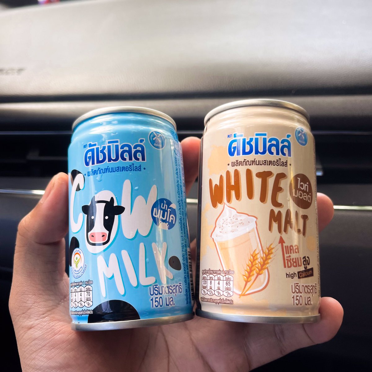 ไปอยู่ไหนมาอ่ะ ทำไมเพิ่งมาเจอ ชีมีความหอมพิเศษไม่เหมือนนมตัวอื่นเลย สีฟ้าเป็นนมจืดสเตอริไลส์มีความครีมๆ เหมือนนมสดที่ใช้ราดบนชาเย็นอ่า นุ่มมาก ส่วนสีน้ำตาลเป็นไวท์ มอลต์อกลิ่นคือชัดมากเข้มข้น ไม่หวาน แต่โคตรละมุน นี่ซื้อร้านแถวบ้านกระป๋อง ละ 12 บาทแช่เย็นๆคือฟินมากก โคตรอร่อยย