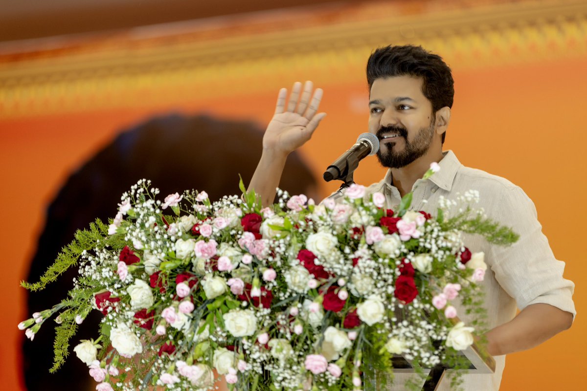 SanthoshWrites's tweet photo. #HappyBirthdayThalapathyVijay #VijayThalapathy
@actorvijay https://t.co/N3ZdAErNrU