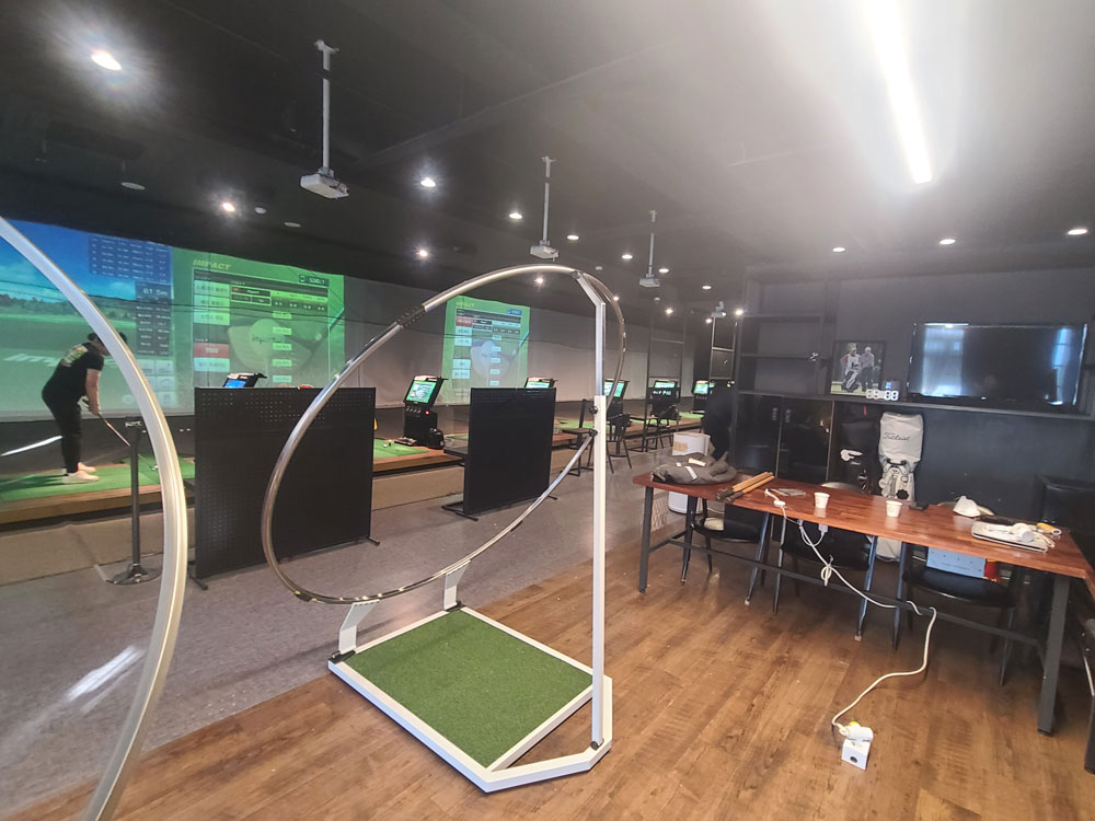 Proswing_Inc's tweet image. 서울 강서구 #에이블골프연습장 #프로스윙플레인 설치
#골프스윙머신 전문기업 (주)프로스윙
#스웨이교정 #지면반발력연습 #골프방향성 #골프스윙밸런스 #골프스윙템포 #레슨용골프용품 #골프연습장필수 #골프연습장레슨도구 #골프연습장레슨기계 #스크린골프필수 #골프궤도연습기구 #골프궤도교정기구