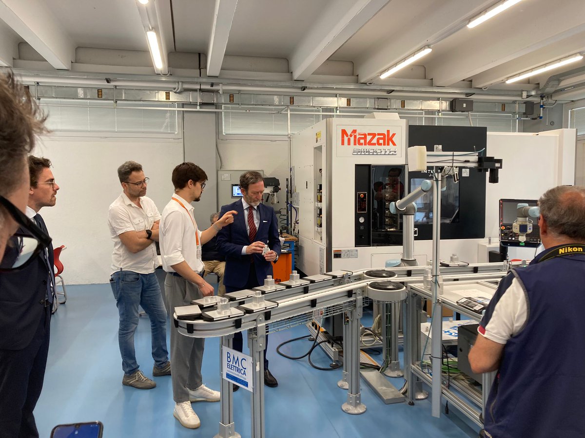 Ieri <a href="/ITSMeccatronica/">ITSLombMeccatronica</a> ha ospitato nella sede di Lonato del Garda l'<a href="/Ambtedesco/">Thomas Bagger</a> Viktor Elbling, in un incontro con gli studenti della Fondazione, alla presenza della dirigenza dell'IIS #Cerebotani e di <a href="/Feralpigroup/">Feralpi Group</a>.

#muoviamopassioni
#appassionatiperleccellenza
#its