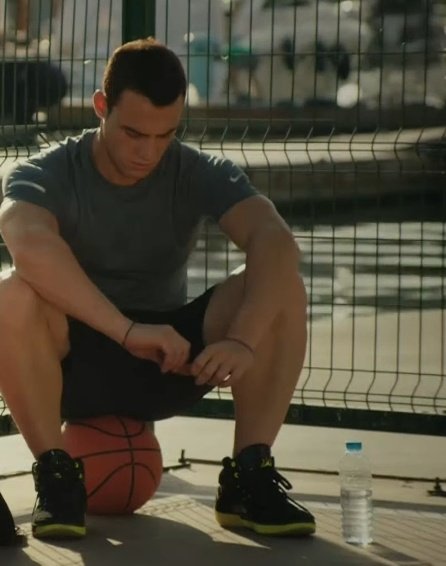 Basketbol topuna eziyet etmesen mi o kaslarinla 😂😍 
#KeremBürsin 
@KeremBursin