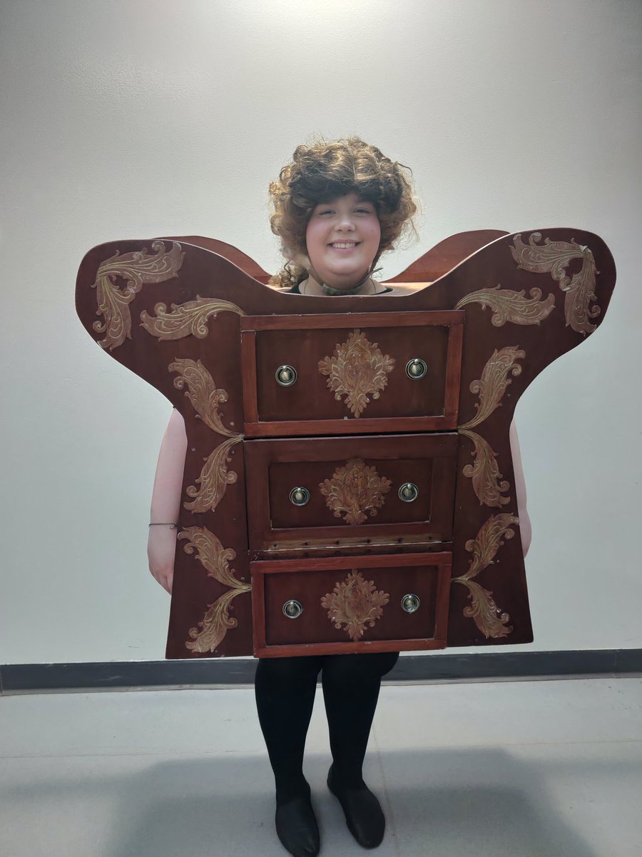 MrsDMcT's tweet image. Absolutely amazing performance from a wonderful cast and crew @LargsAcademy 
Start to finish the audience felt the magic emanating from the stage✨
Especially proud of my own daughter Sydney, aka Madam de la Grande Buche - The Wardrobe😂😍
@LargsExpArts - you were all fab too 🤩