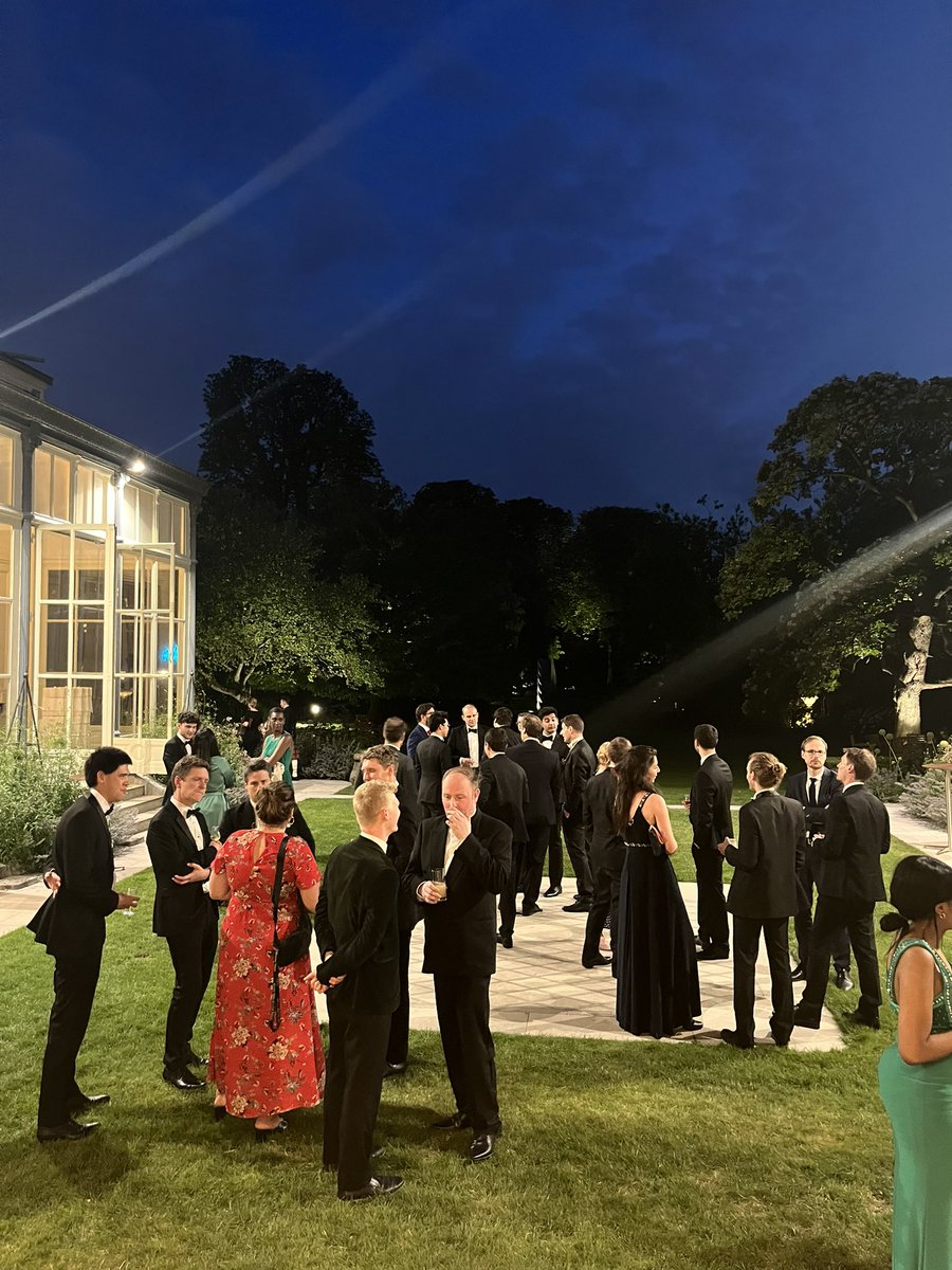 Ce fut un grand plaisir d'accuellir les nouveaux Young Leaders franco-britanniques à la Residence hier soir.
 
Leur passion et leur engagement s'inscrivent parfaitement dans le renforcement des liens franco-britanniques. L'avenir de la diplomatie est entre de bonnes mains !