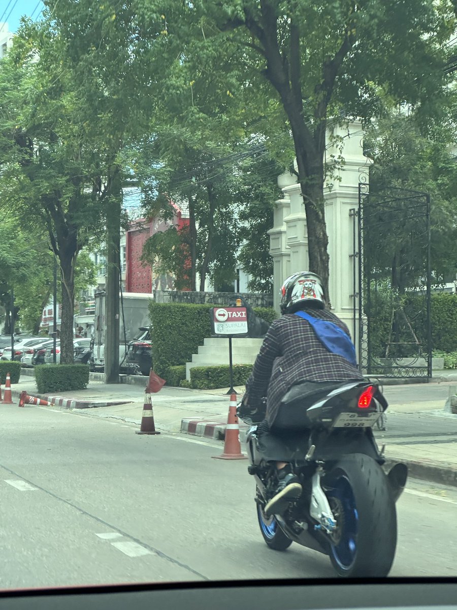 kangg's tweet image. เดี๋ยวนีเจอมอเตอร์ไซค์ที่เอาป้ายทะเบียนหลบเข้าไปด้านในซุ้มล้อมากขึ้นเรื่อยๆ 

เป็นการตั้งใจทำผิดกฎหมายแบบคิดมาแล้ว ถ้ามีเฉี่ยวชนก็พร้อมขับหนีไปโดนที่มองไม่เห็นป้ายทะเทียน

กรณีหลบป้ายทะเบียนไม่ควรปรับแค่หลักร้อยหลักพัน ควรปรับหลายๆหมื่นเพราะตั้งใจทำผิดกฎหมาย 100%