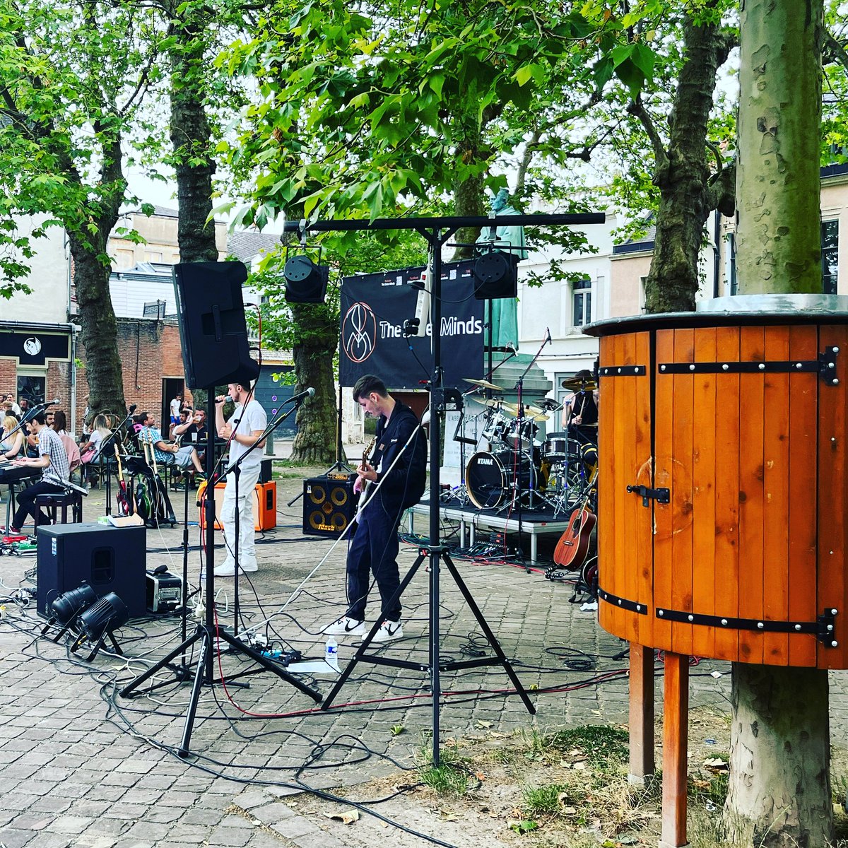 Hier, c’était la #fêtedelamusique 🎶
Alors pour le coup, on peut dire qu’on en a profité sur la Place du Wetz d’Amain !
L’ennui, c’est que tout le monde était là pour la musique et pas trop pour la lecture 😁
#Arras #boîteàlivres #musique #livres #21juin