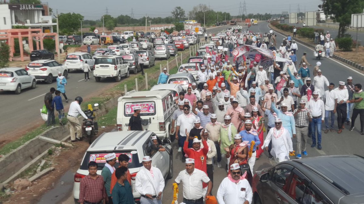 लीक पर वे चलें जिनके
चरण दुर्बल और हारे हैं,
हमें तो जो हमारी #पेंशनयात्रा से बने
ऐसे अनिर्मित पन्थ प्यारे हैं। 
#NPSनिजीकरणभारतछोड़ो_यात्रा 
#पुरानी_पेशन_बहाल_करो 
#VoteforOPS
<a href="/vijaykbandhu/">Vijay Kumar Bandhu</a>  <a href="/TrSanjayPatel1/">Tr.Sanjay Patel (NMOPS/ATEWA)</a> 
<a href="/ImranSyedDanis1/">Imran Syed Danish</a> 
<a href="/Virendr54042084/">Virendra kumar Sakshena</a>